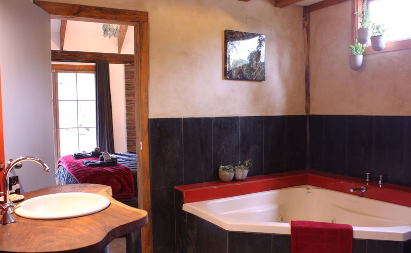 Bathroom 3, La Boheme Villa, Hepburn - East