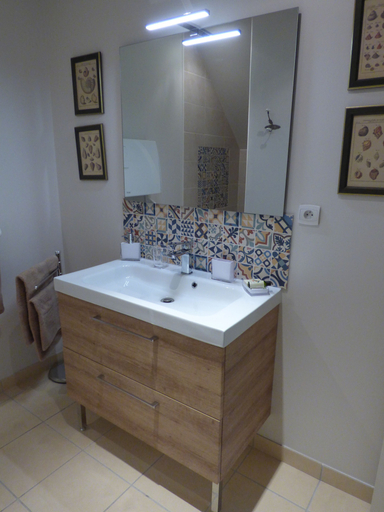 Bathroom 5, La Pomélie, Indre-et-Loire