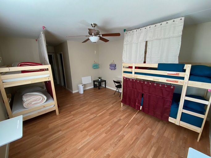 Bedroom 2, WHOLE Family - Barrette - back - Hostel, Sacramento