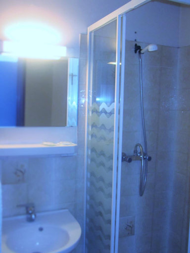 Bathroom 4, Hotel Duchesse Anne, Hautes-Pyrénées