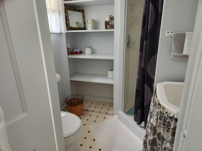 Bathroom 4, Hawthorne Inn, Morgan