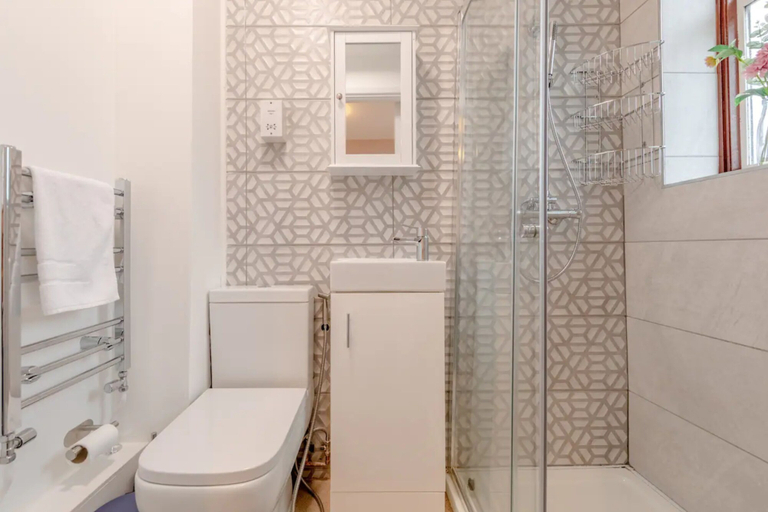 Bathroom 3, Central 3 Bedroom House With Garden, London