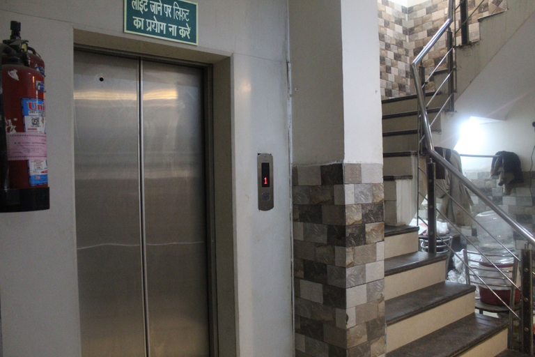 Exterior & Views, Snow white DX at New Delhi Railway Stn, Delhi