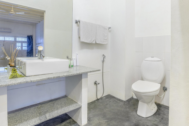 Bathroom 4, Itsy Hotels Red Lotus Heritage, Promenade Beach, Puducherry