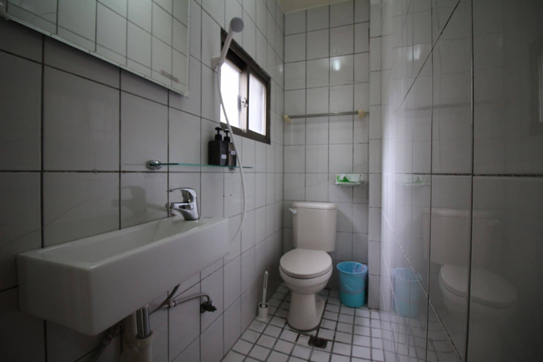 Bathroom 2, Movie Inn Hostel, Taichung