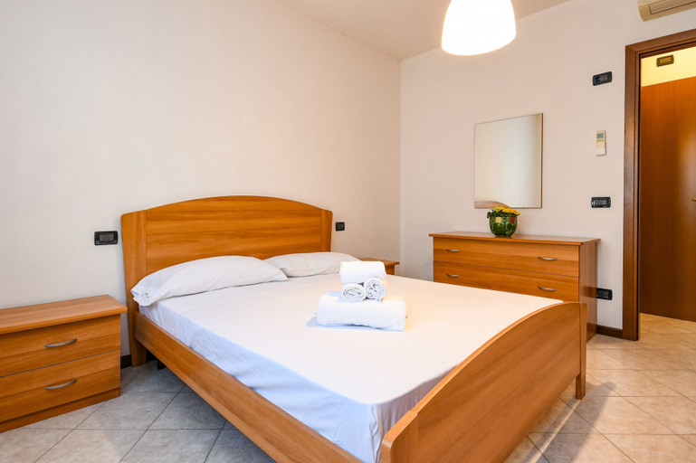 Bedroom 4, Desenzanoloft: Yellow Apartment, Brescia