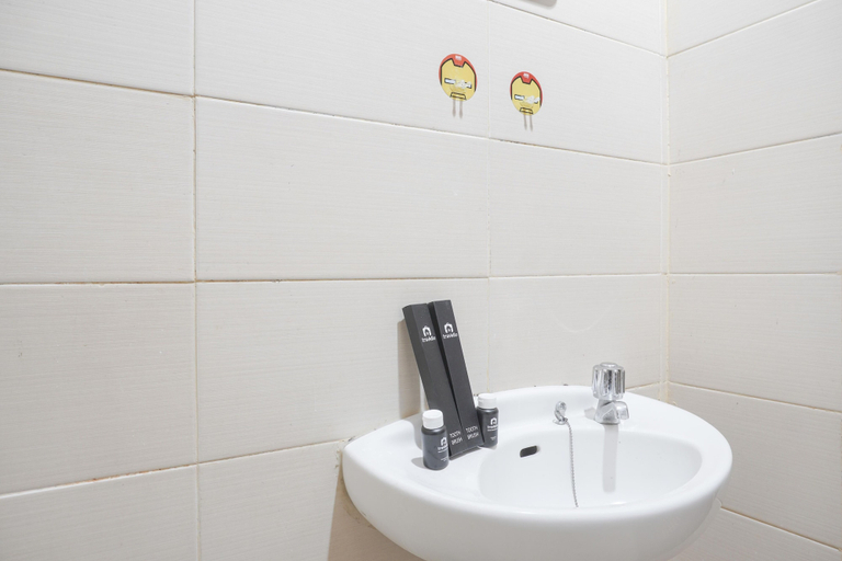 Bathroom 2, Minimalist And Comfort Studio At Belmont Residence Puri Apartment, Jakarta Barat