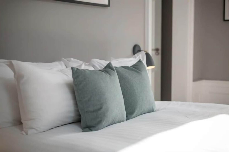 Bedroom 2, JOIVY Torphichen Street 5 Star Luxury Apartment, Edinburgh