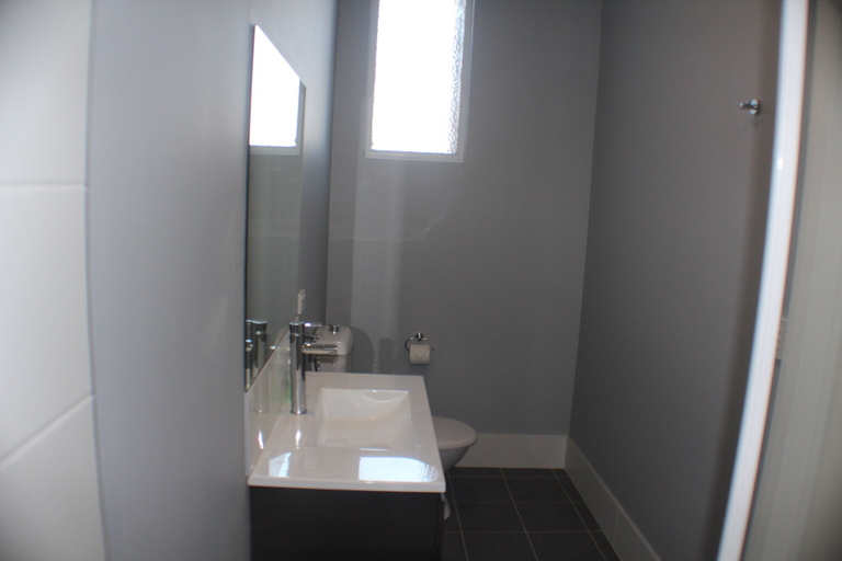 Bathroom 5, The Parade Hotel, Bunbury