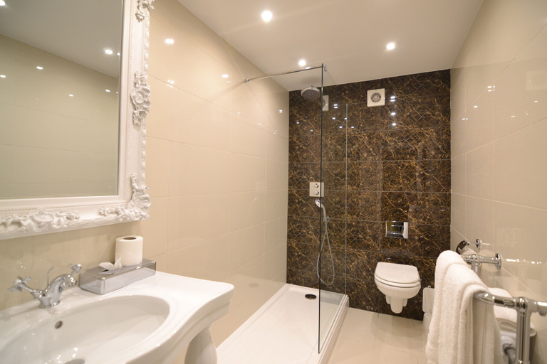 Bathroom 5, Angel & Royal Hotel, Lincolnshire
