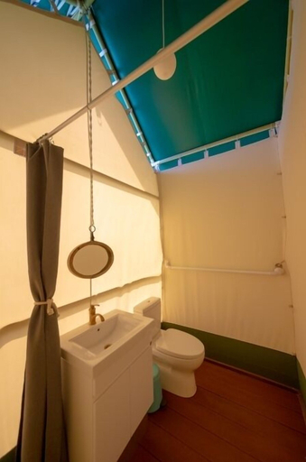 Bathroom 5, Nayang Beach, Taichung