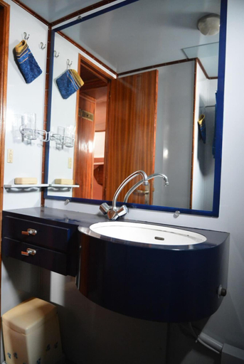 Bathroom, Yacht Germinal Honfleur, Calvados