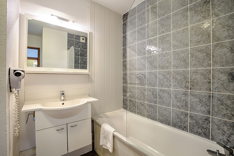 Bathroom 3, ResidHotel Azuréa, Savoie