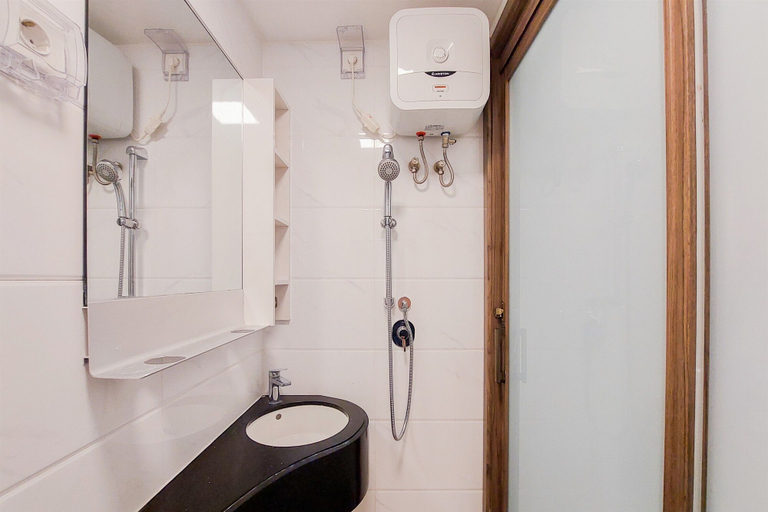 Bathroom 5, Warm and Cozy Stay Studio Apartment at Sky House BSD By Travelio, Tangerang Selatan