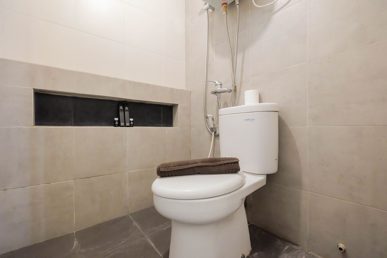 Bathroom 2, Cozy and Elegant 2BR Bassura Apartment, East Jakarta