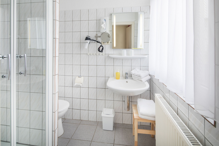 Bathroom 5, Gästehaus Bakker, Aurich