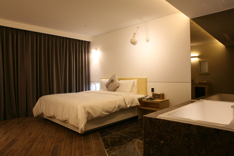 Bedroom 4, Pandora Hotel, Jung