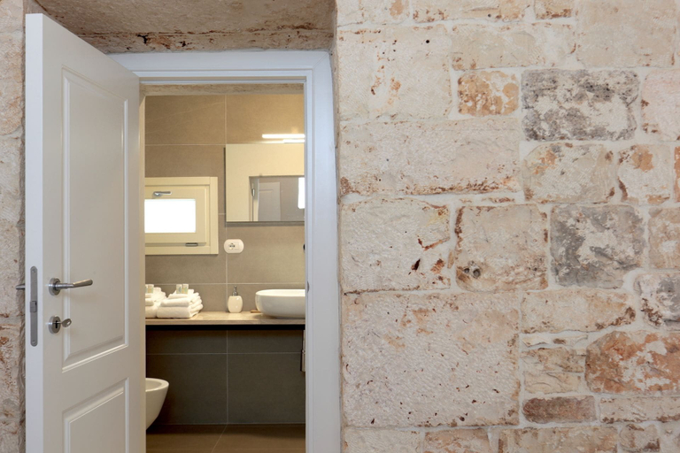 Bathroom 5, Pietra pesara, Bari