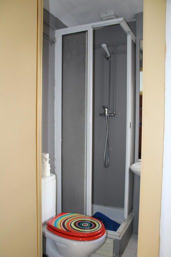 Bathroom 3, Viriato Rooms, Lisbon