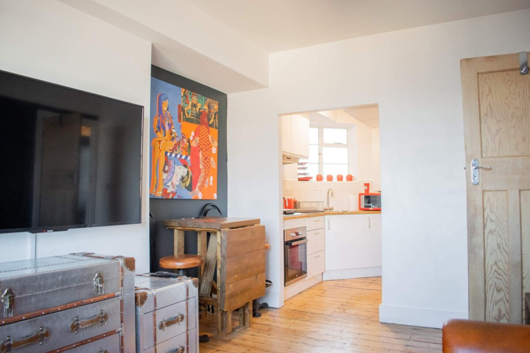 Others 3, Beautifully Decorated Contemporary 2 Bedroom Flat, London