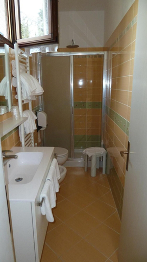 Bathroom 4, Hotel Baitone, Verona