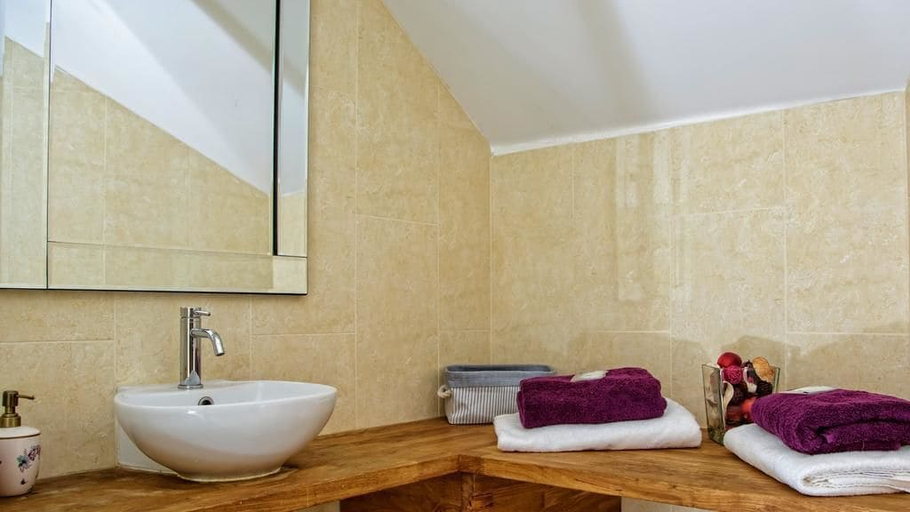 Bathroom 3, Canada Lodge and Lake, Cardiff
