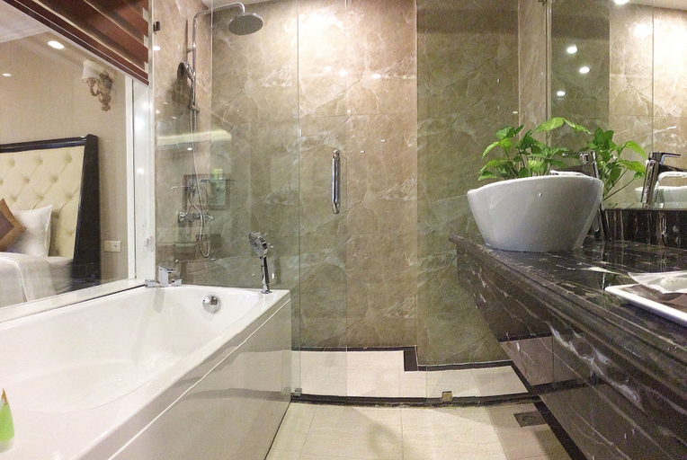 Bathroom 2, New Era Hotel & Spa, Hạ Long