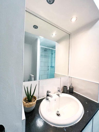 Bathroom 3, The County Staycation, Sefton