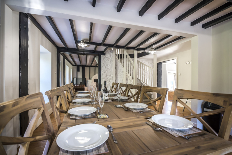 Food & Drinks 5, Barn Conversion - Hot Tub - Penally, Pembrokeshire