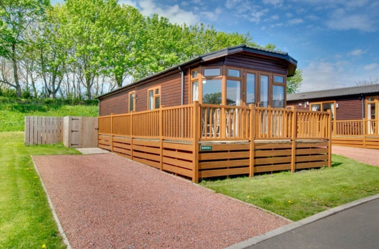 Others 1, Stunning 3-bed Hot Tub Lodge, Northumberland, Northumberland