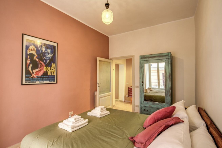 Others 5, Trastevere Vintage 2, Rome