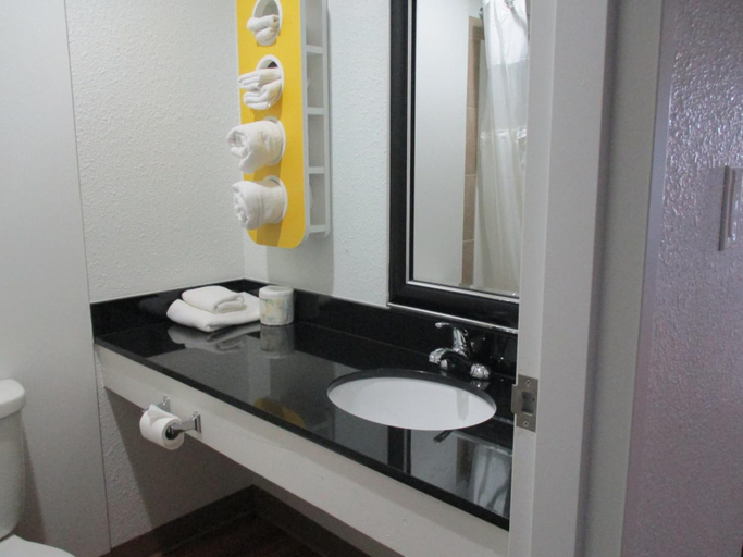 Bathroom 4, Motel 6 Kerrobert, SK, Division No. 13