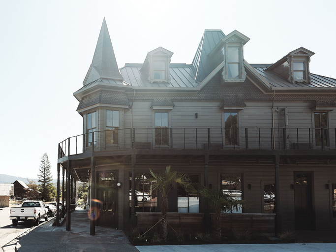 Exterior & Views