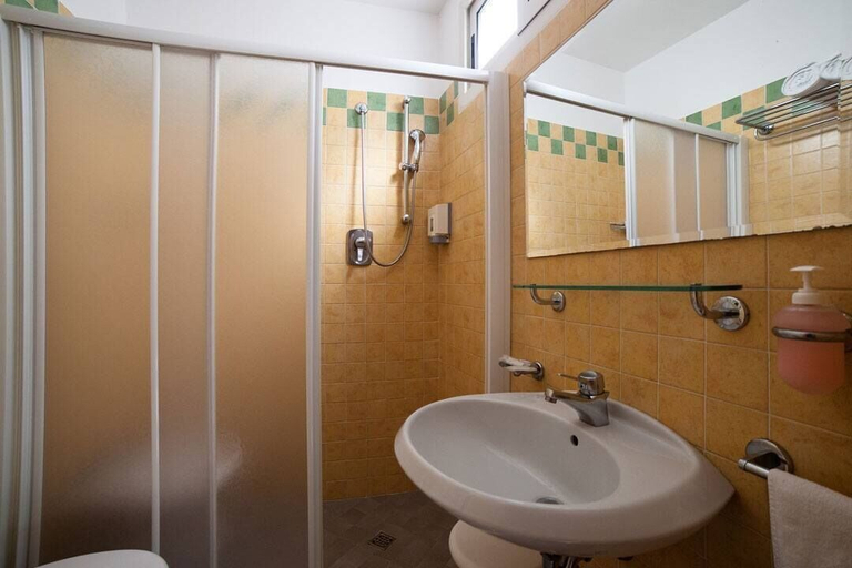 Bathroom 4, Hotel Plaza, Rimini