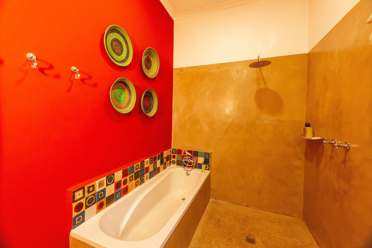 Bathroom 4, PheZulu Guest Lodge, Hwange