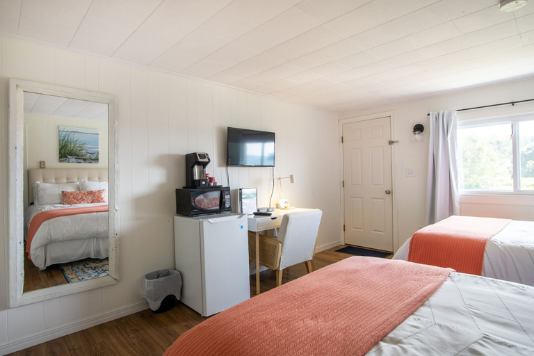 Bedroom 3, Friars Bay Inn & Cottages, Charlotte