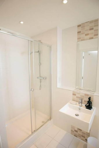 Bathroom 4, Park Views Apartments, London