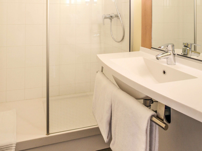 Bathroom 3, Ibis Chalons En Champagne, Marne