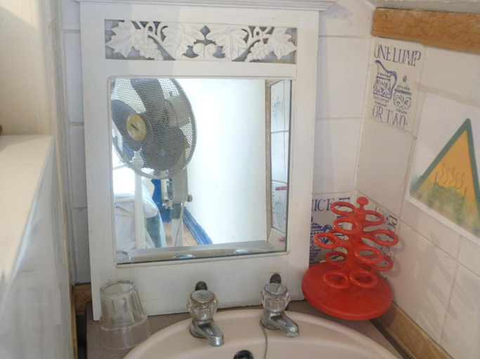 Bathroom 3, Ms McCreadys Guest House, Doncaster