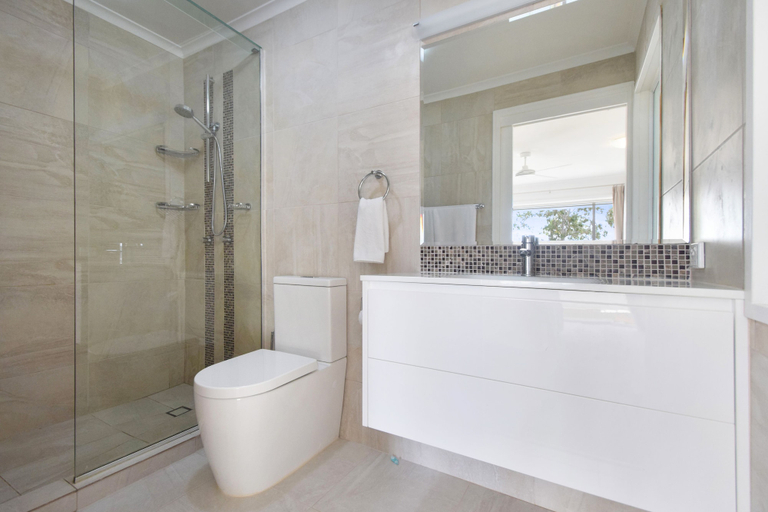 Bathroom 2, Villa 1 Lazy Days, Noosa - Noosa-Noosaville