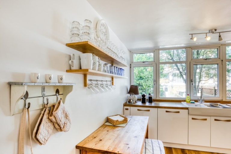 Others 4, Homely 4 Bedroom House in Brixton, London