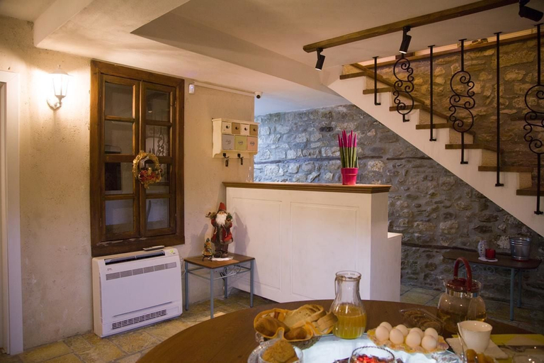 Food & Drinks, Villa 4 Bed & Breakfast, Beratit
