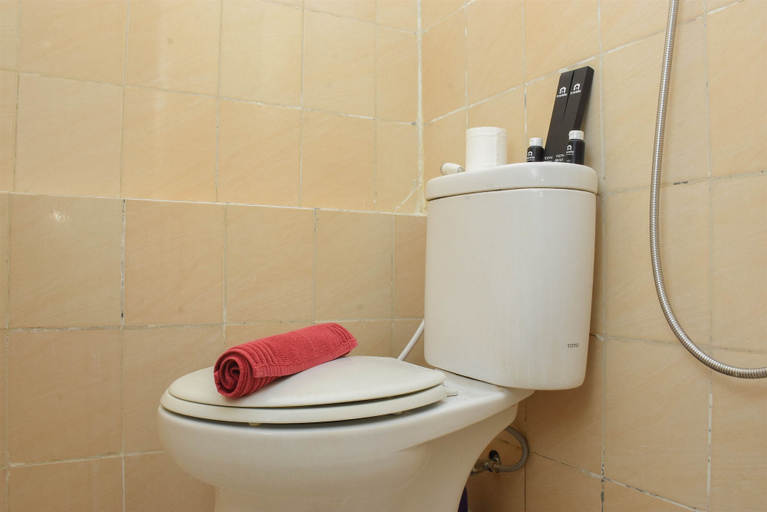 Bathroom 3, Comfort And Homey 2Br At Green Pramuka City Apartment, Jakarta Pusat