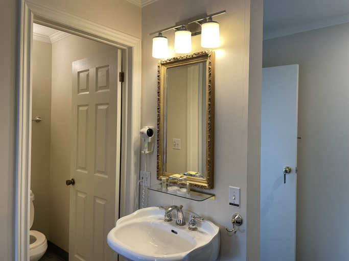 Bathroom 3, Hessenland Inn & Schatz Winery, Huron