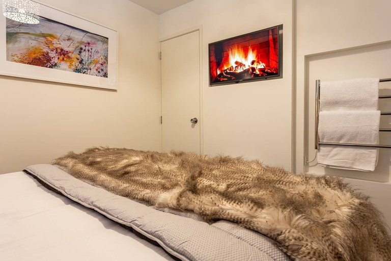 Bedroom 2, Central City Apartment with Parking & Great Views, Queenstown-Lakes
