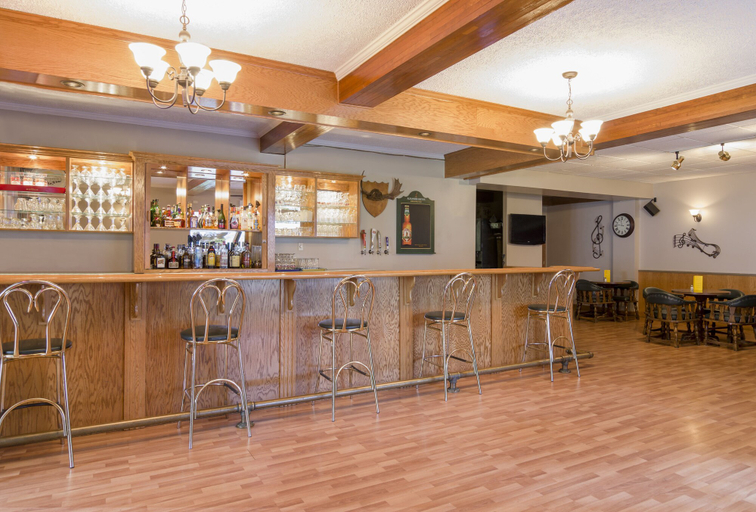 Food & Drinks 5, Mount Peyton Resort and Conference Centre, Division No. 6