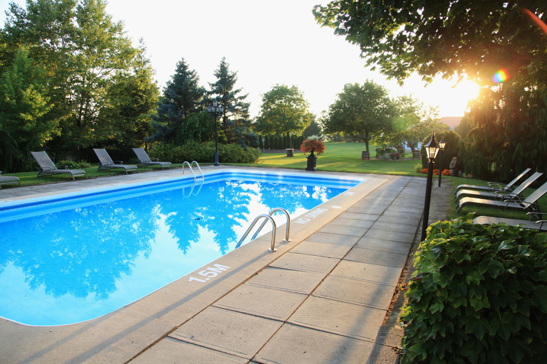 Sport & Beauty 5, Hessenland Inn & Schatz Winery, Huron
