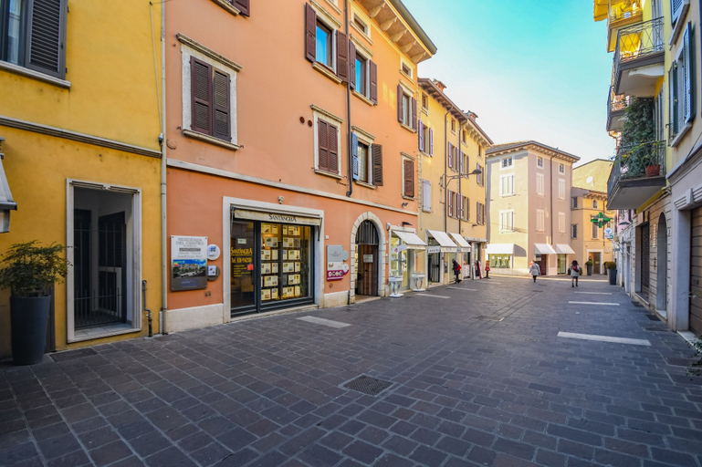 Exterior & Views 2, Desenzanoloft: Yellow Apartment, Brescia
