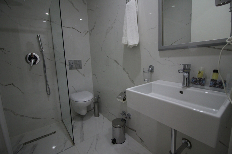Bathroom 4, Julia Hotel, Sarandës