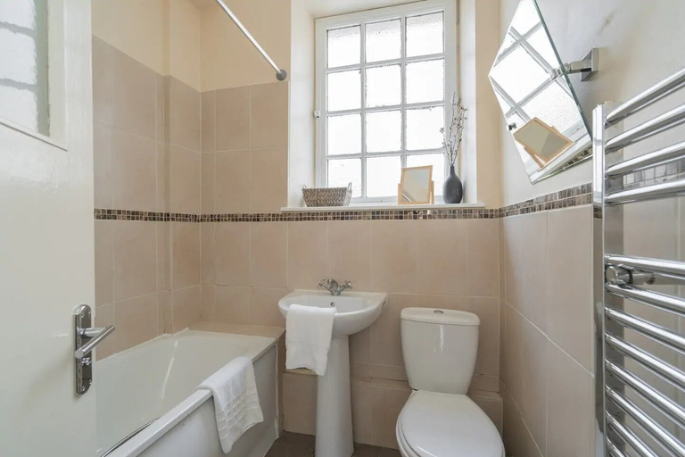 Bathroom, Stunning Royal Mile Old Town Apartment, Edinburgh